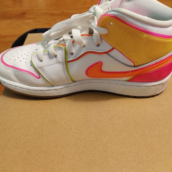 Nike Air Jordan 1 Mid SE GS Edge Glow high tops, Y5 - Picture 4 of 4